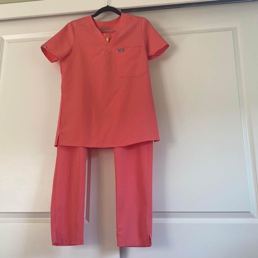 Bright coral Figs scrubs set XS Catarina top Yola skinny pants XS